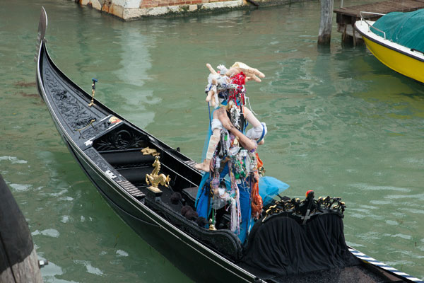 Performance de Raphaëlle de Groot à la Biennale d'art de Venise © : Raphaëlle de Groot et Galerie de l'UQAM Photo : Gwenaël Bélanger
